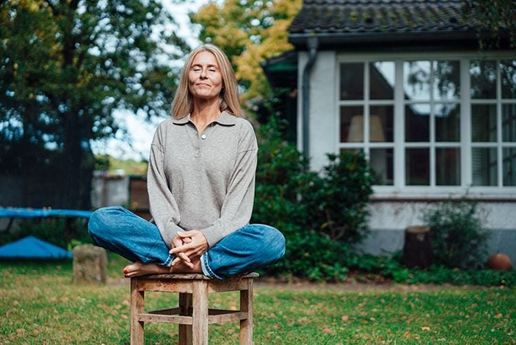 Mujer relajada practicando yoga