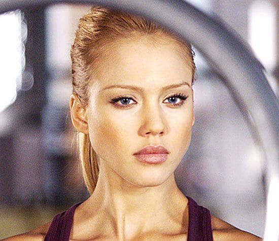 Jessica Alba, en un momento de la película Los cuatro fantásticos (2005). Su personaje lucía melena rubia y ojos azules, un aspecto que dista mucho de su habitual pelo castaño y ojos marrones.
