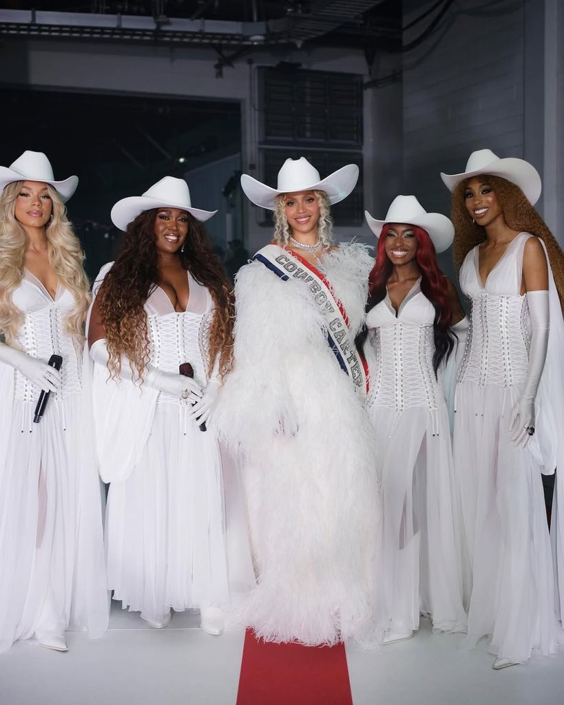 Beyoncé y su hija Blue Ivy realizaron una increíble actuación durante el espectáculo del medio tiempo del partido entre los Baltimore Ravens y los Houston Texans en el NRG Stadium el 25 de diciembre de 2024