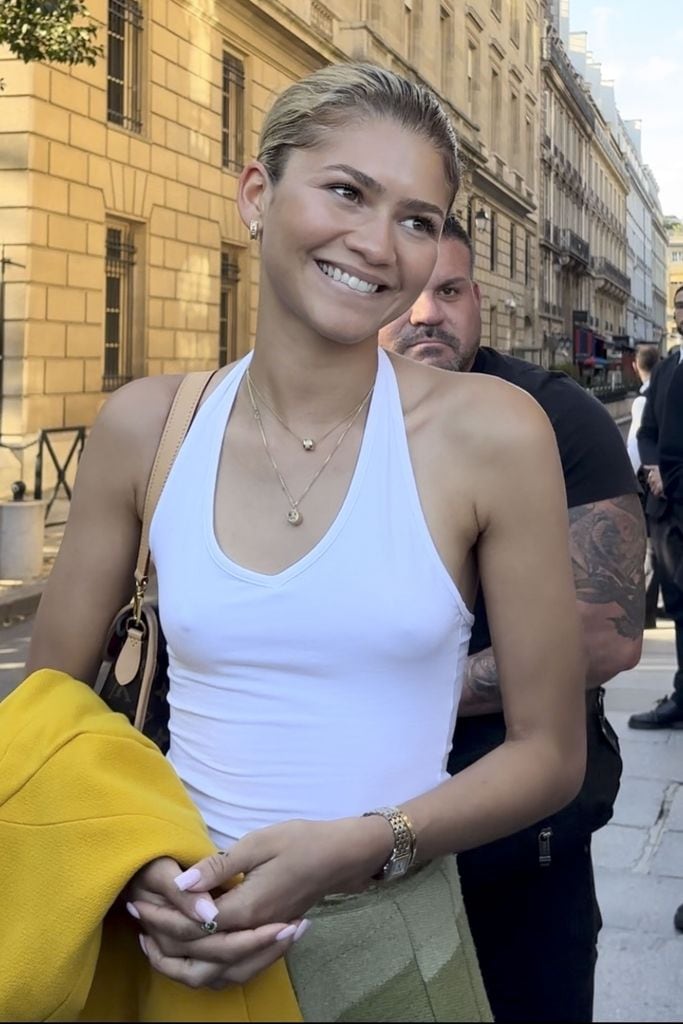 Zendaya sonriente mientras se detenía a saludar a sus fans en París.