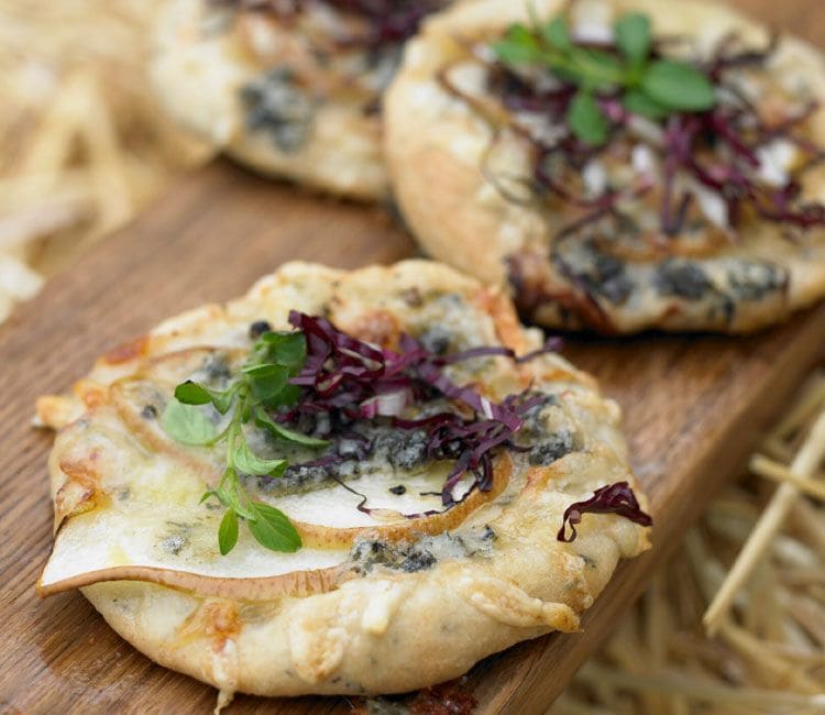 'Pizzetas' con pera, Gorgonzola y 'radicchio'