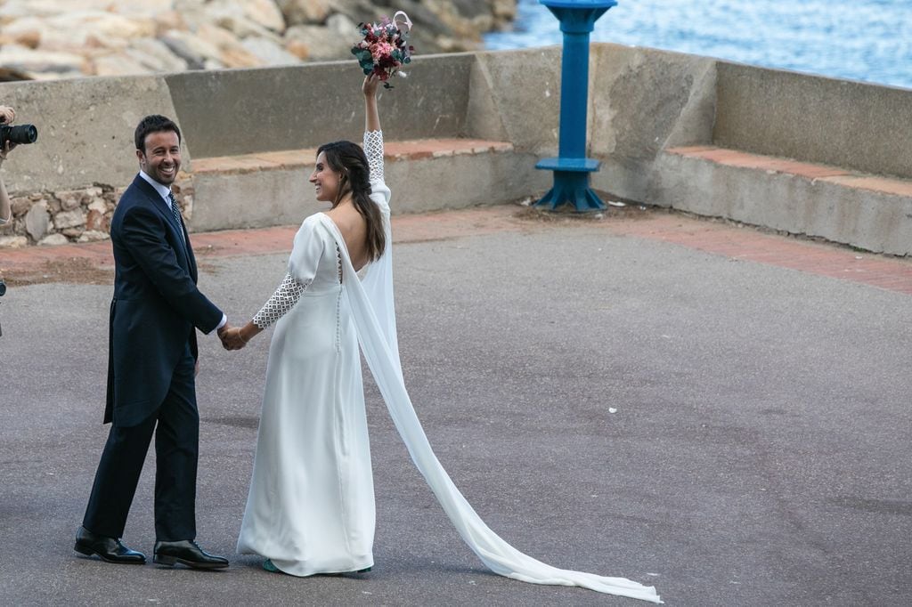 Matías Prats Jr. y Claudia Collado en su boda, el 3 de junio de 2023, en Sant Martí d'Empúries (Girona). 