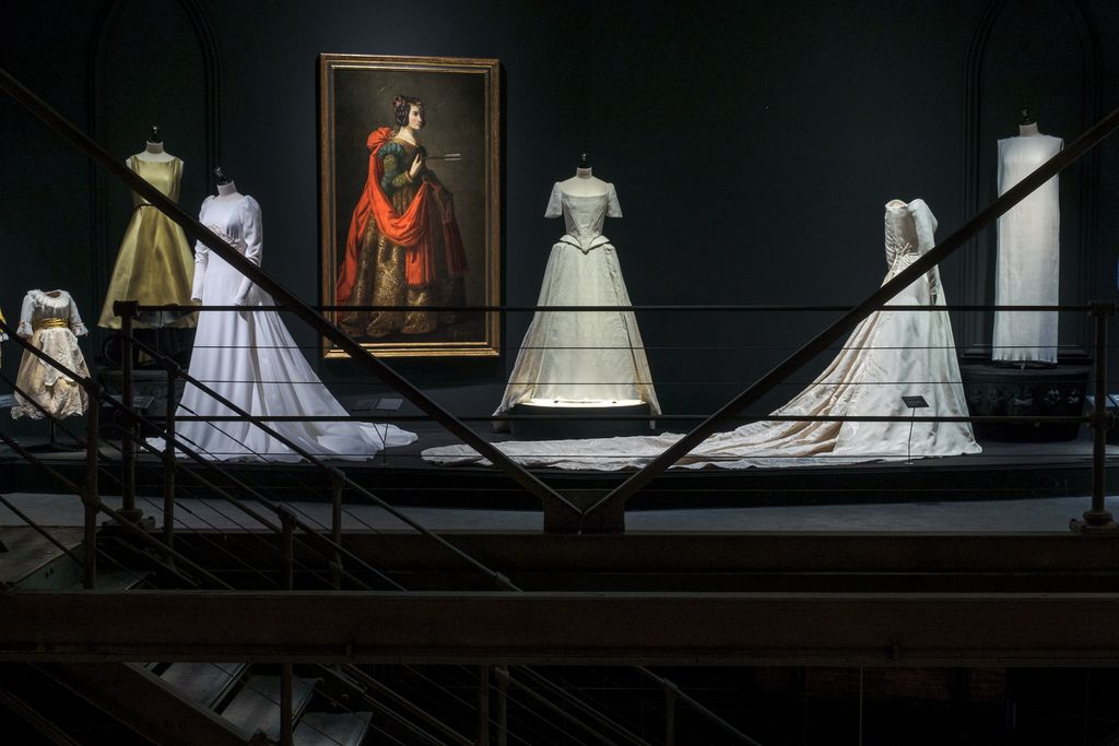 Vestidos de novia en la exposición 'Caprile Lorenzo'