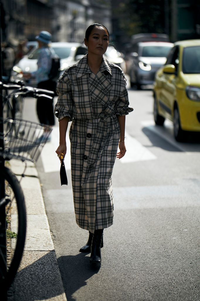 invitada en el street style con gabardina