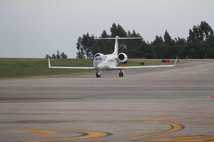 El rey Juan Carlos aterriza en el aeropuerto de Vigo