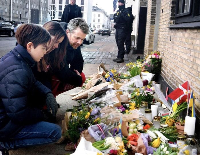 Federico de Dinamarca con sus mellizos depositando flores en la embajada de Ucrania