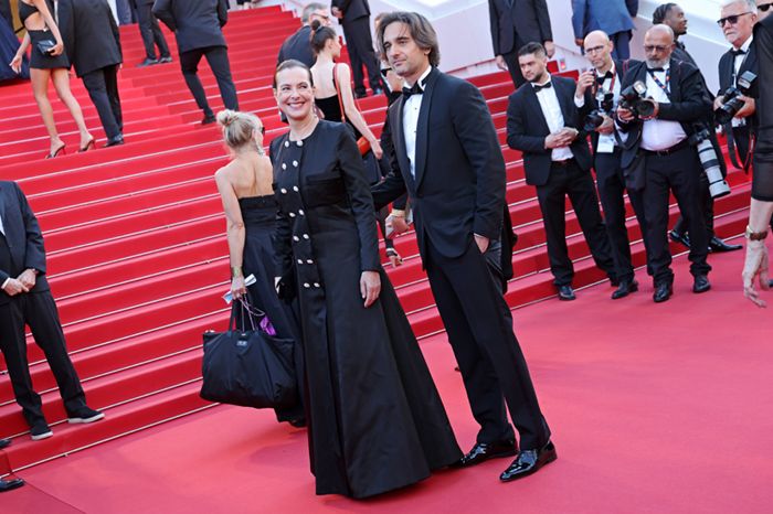Dimitri Rassam y su madre Carole Bouquet en la alfombra roja de Cannes