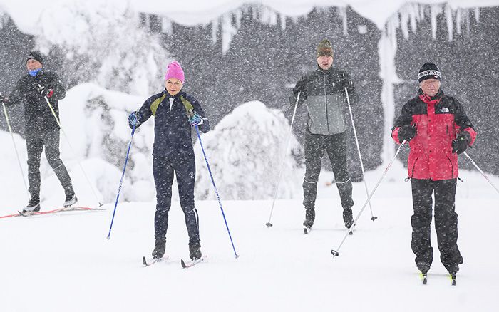 Victoria de Suecia y el rey Carlos Gustavo en la nieve 