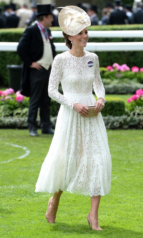 La Duquesa de Cambridge ha sacado de su armario el precioso vestido blanco de encaje de Dolce & Gabanna que lució el mes pasado en la celebración del 90 cumpleaños de la reina Isabel II, y lo ha combinado con un discretotocado de Jane Taylor
