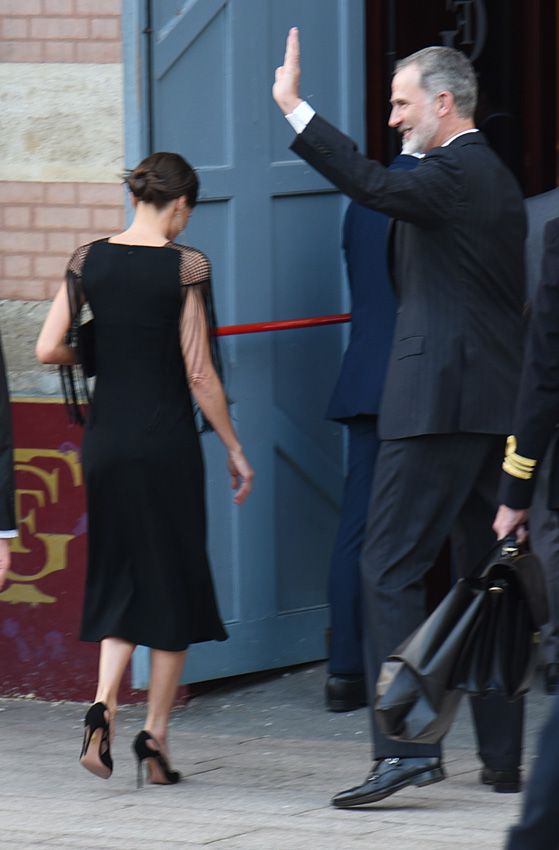 La reina Letizia va de concierto en Cádiz con un vestido negro de escote de rejilla con flecos