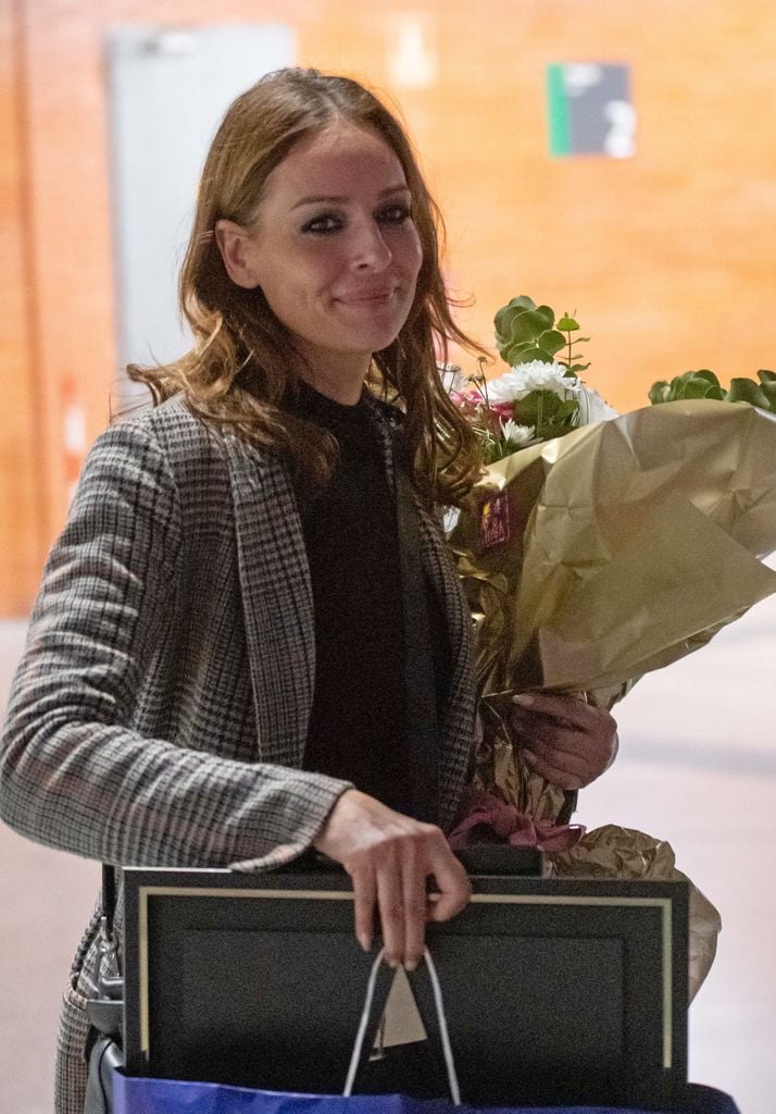 Eva González regresa a Sevilla el día de su cumpleaños con un ramo de flores, a 6 de noviembre de 2024, en Madrid  