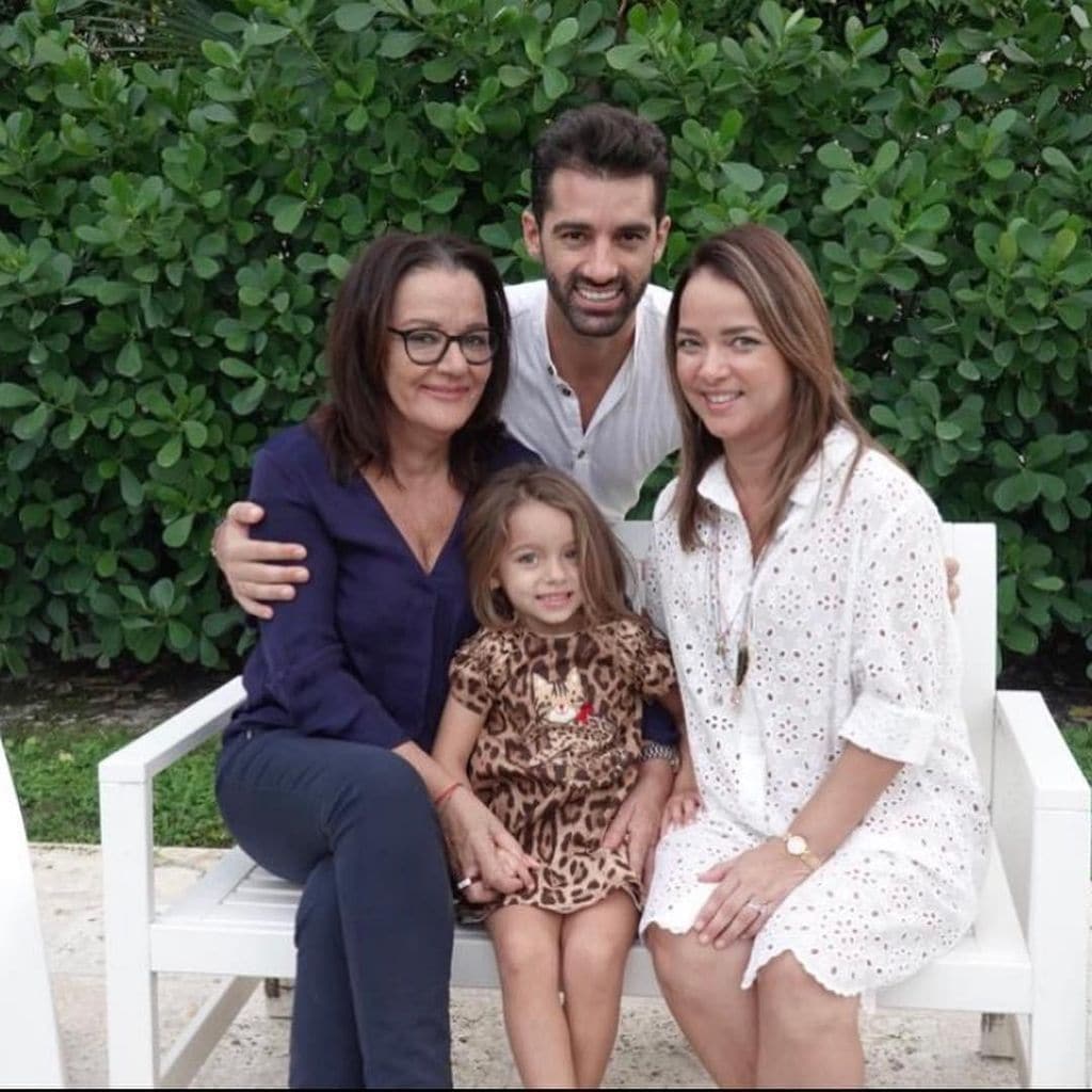 Toni Costa con su mamá, Carmen Lozano, Adamari López y Alaïa