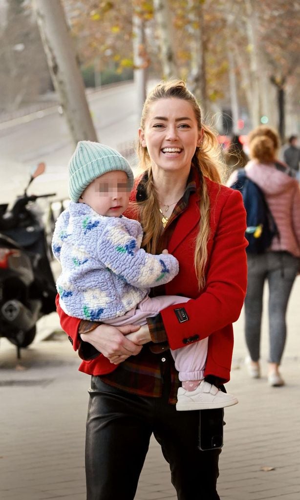 HO4153 AMBER HEARD Y SU HIJA POR MADRID