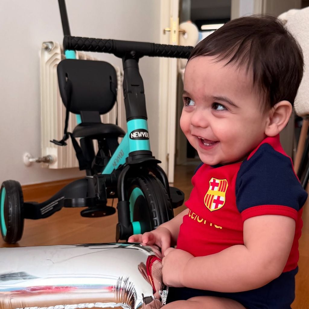 Julián Gil celebra por adelantado el primer año de su nieto Oliver