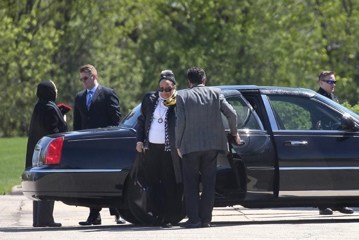 Sharon Nelson y Norrine Nelson, hermanos por parte de padre del intérprete, llegando a su estudio tras la vista judicial sobre el reparto de la herencia, que no estuvo exenta de momentos de tensión
