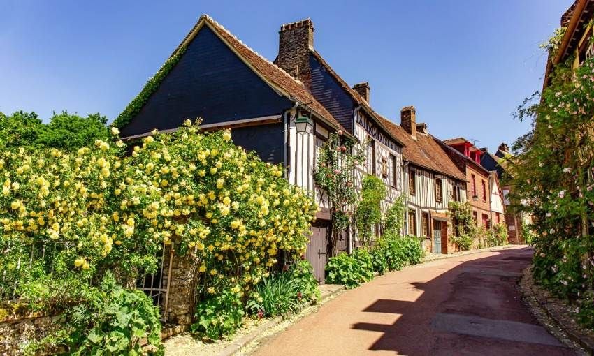 calles repletas de flores de la localidad francesa de gerberoy