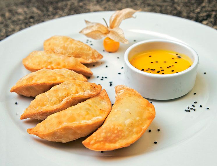 Empanadillas de pollo y piña con mayonesa de alquequenje