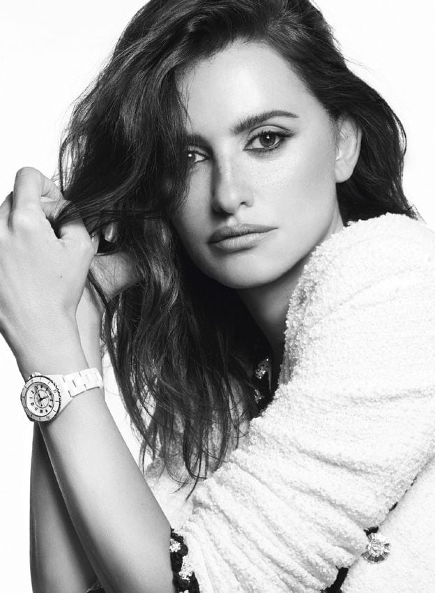 Penélope Cruz es la nueva musa del reloj J12 de Chanel junto con Margot Robbie