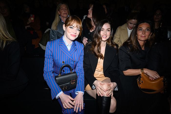 Ana de Armas y Emma Stone en el desfile de Vuitton de París