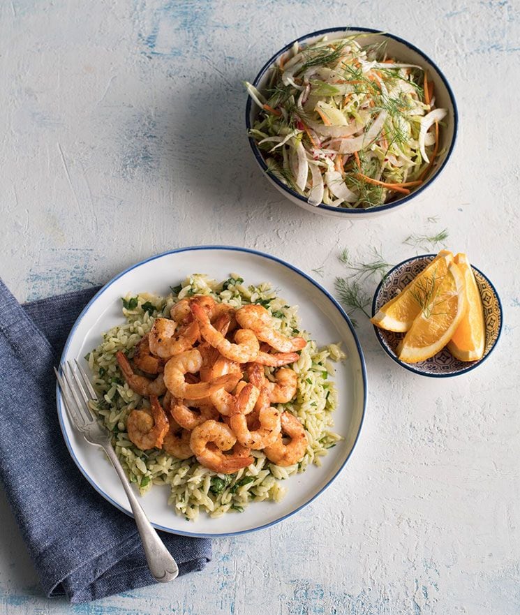 Gambas marinadas sobre orzo con hierbas aromáticas y naranja con ensalada de col