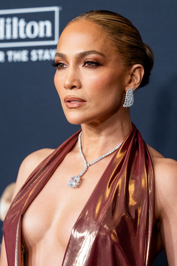 Jennifer Lopez ha dejado en claro que no siempre menos es más, por lo que no dudó en lucir grandes joyas como accesorios