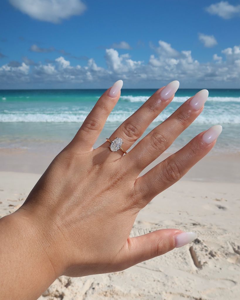 Emocionada, Marielena mostró su hermoso anillo de compromiso.