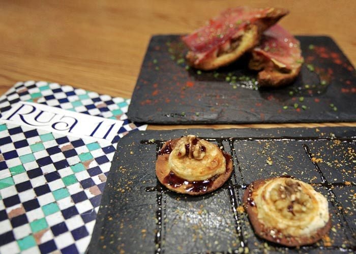 Queso de cabra con cebolla, nuez y caramelo, en el restaurante Café Bar Rua 11.
