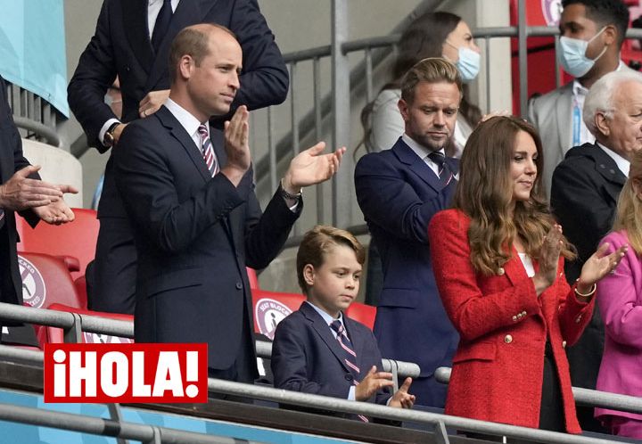 Kate Middleton luce una americana roja rebajada con botones dorados de Zara