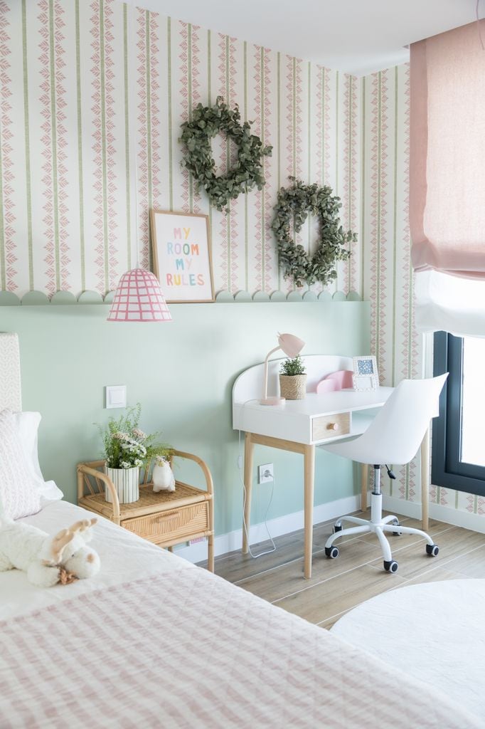 Dormitorio infantil decorado con papel pintado y molduras