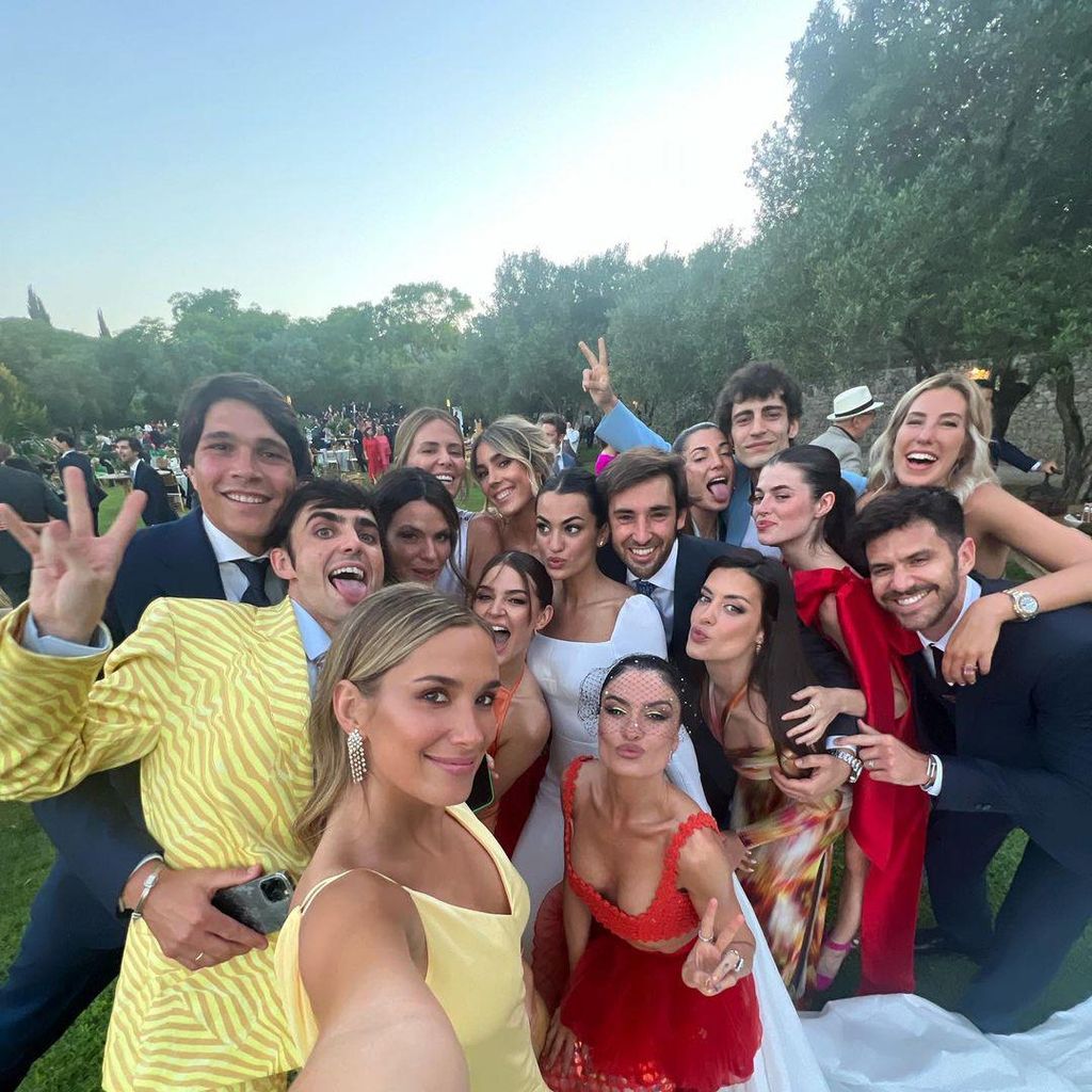 Luc Loren y amigos influencers. María Pombo, Pablo Castellano, Madame de Rosa, Laura Escanes, Laura Matamoros, Dulceida, Anna Padilla... en la boda de Marta Lozano y Lorenzo Remohi.