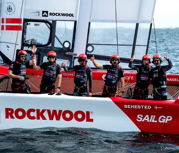 Federico de Dinamarca, con su equipo de Sail GP