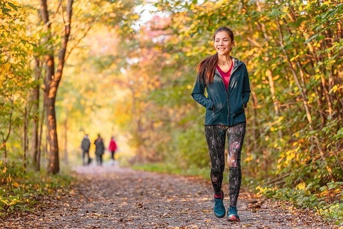 mujer caminando al aire libre