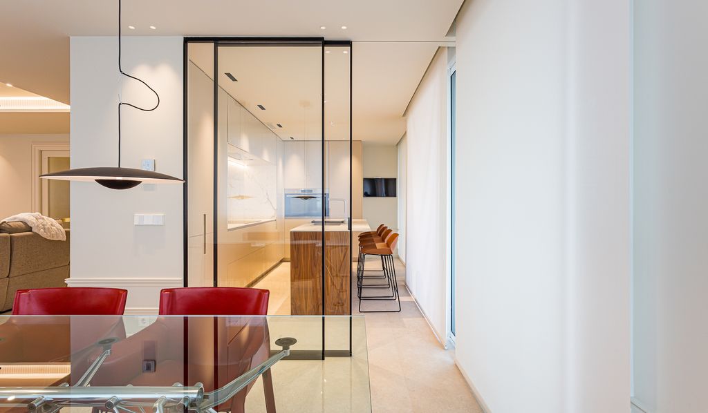 Comedor separado de la cocina por una puerta corredera