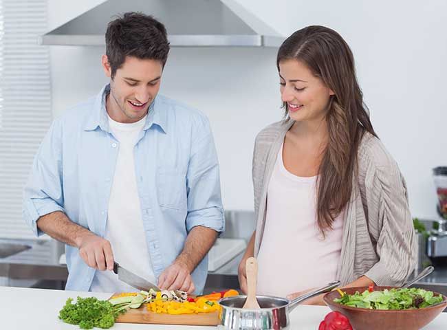 pareja preparando ensalada