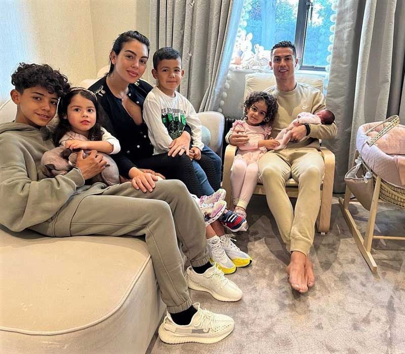 Cristiano Ronaldo posando con su familia