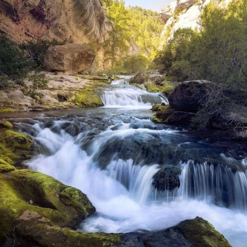 La excursión al nacimiento del río Pitarque es una de las más bonitas que pueden hacerse en este entorno donde el río nace a lo grande formando cascadas y pozas cristalinas.