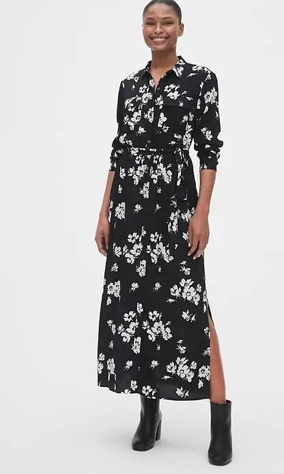 vestido de fondo negro y flores blancas de gap