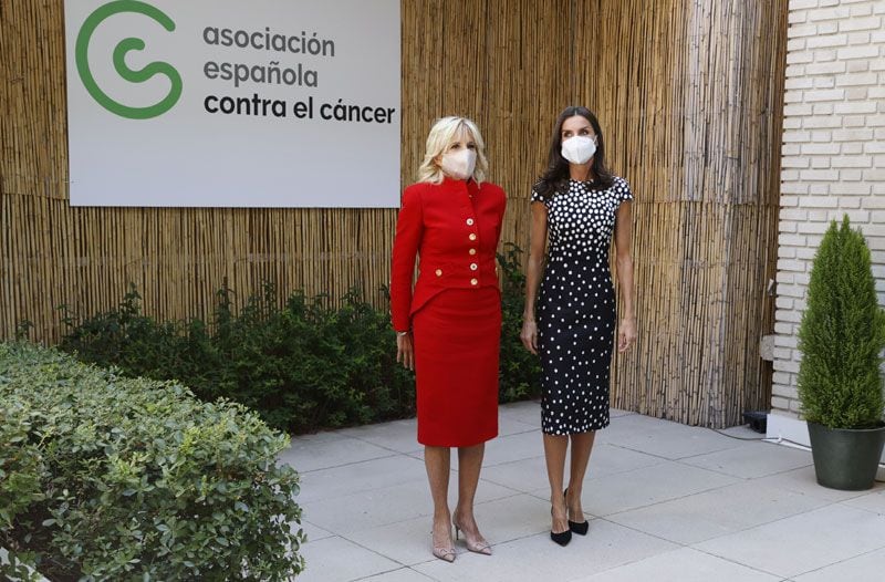 La reina Letizia con Jill Biden en la Asociación Española Contra el Cáncer 