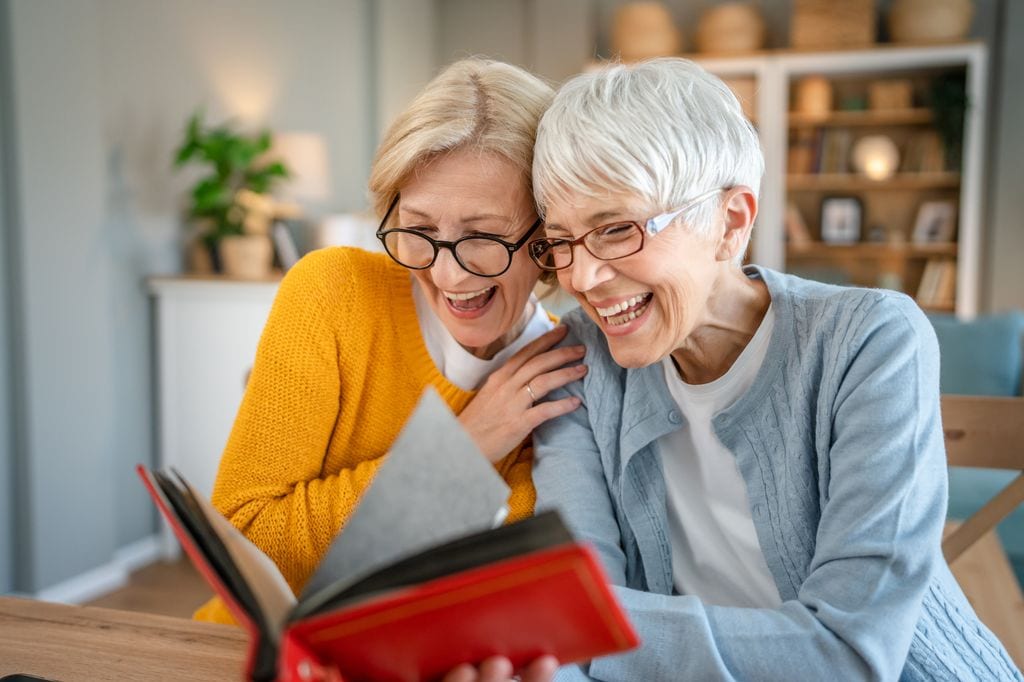 mujeres maduras viendo fotos en un álbum