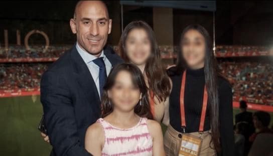 Luis Rubiales y sus hijas