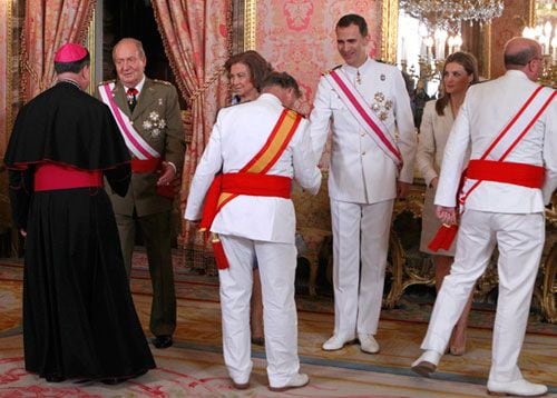 La recepción ha comenzado a las 14'30h en el palacio Real, donde próximamente tendrá lugar la abdicación del rey Juan Carlos