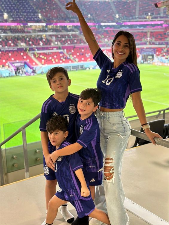 Antonella Rocuzzo y sus pequeños, en Qatar 2022