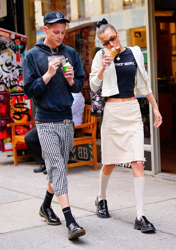 Bella Hadid y su novio comen helado por las calles de Nueva York