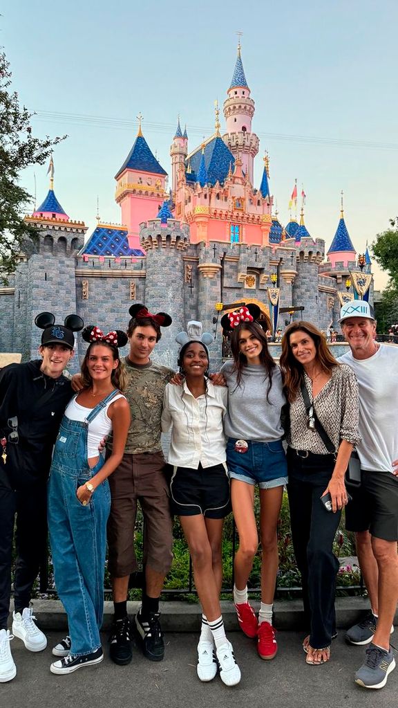 Kaia Gerber y su familia celebrando su cumpleaños en Disneyland 