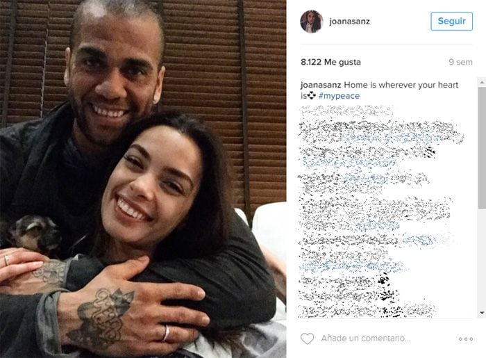 Dani Alves y Joana Sanz lucen con orgullo sus alianzas
