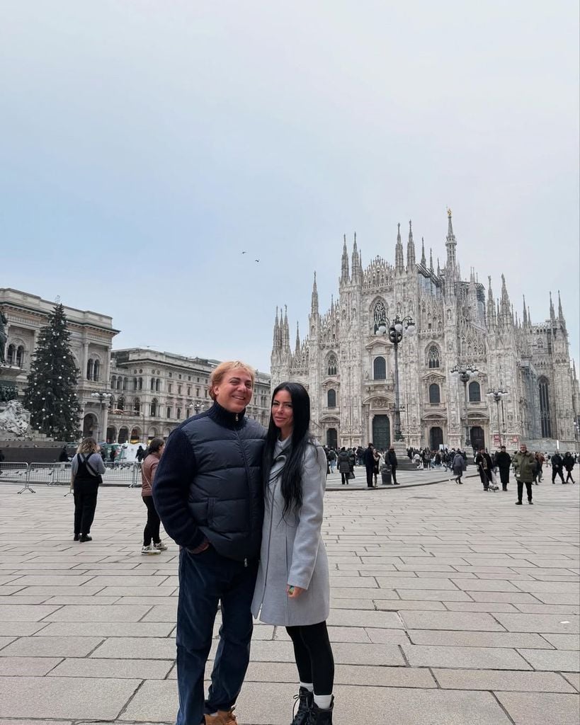 Cristian Castro y Mariela con la Catedral de Milán como fondo.