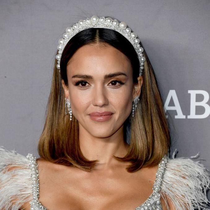 el rostro de jessica alba es ovalado y el long bob rejuvenece su rostro