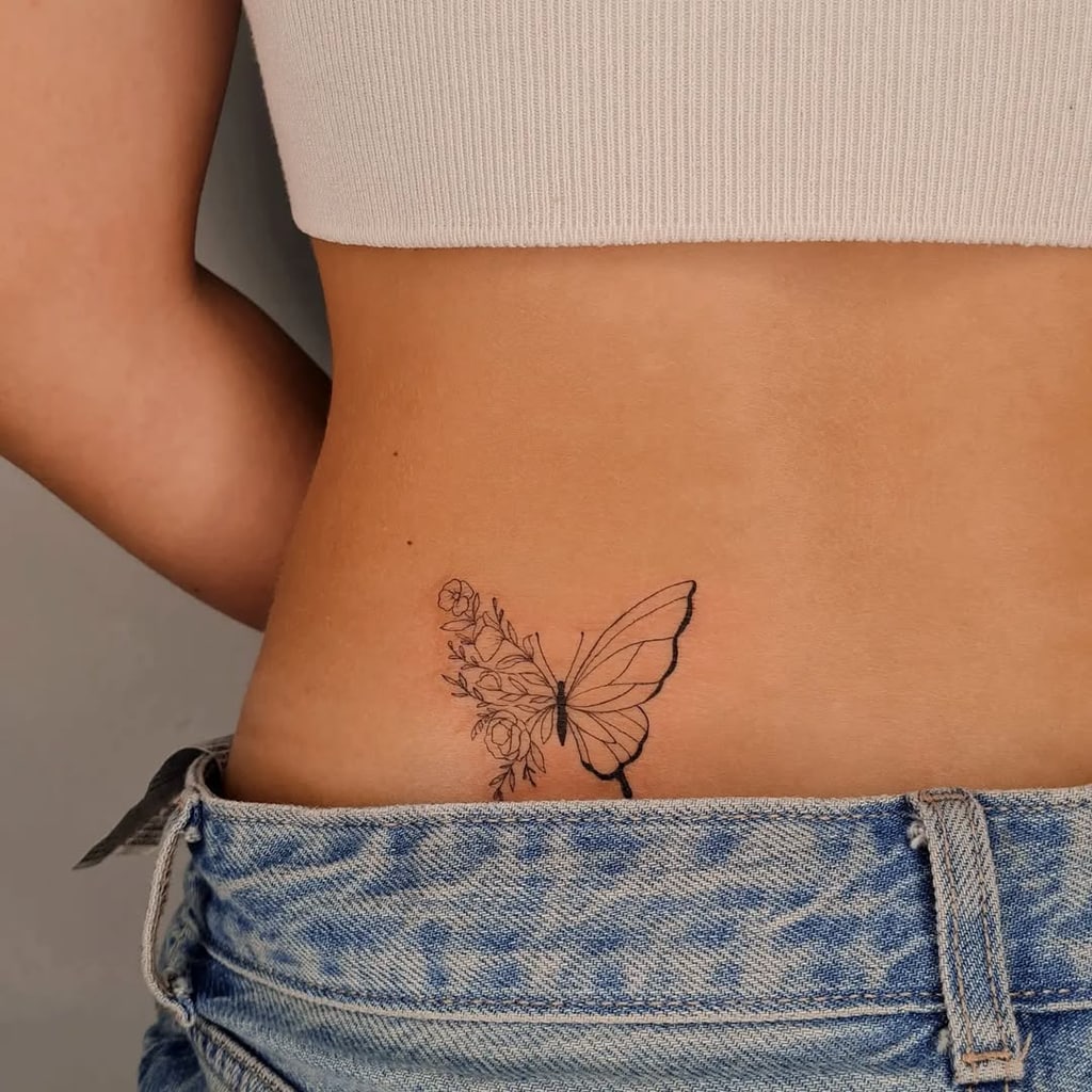 Tatuaje mariposa minimalista con flores