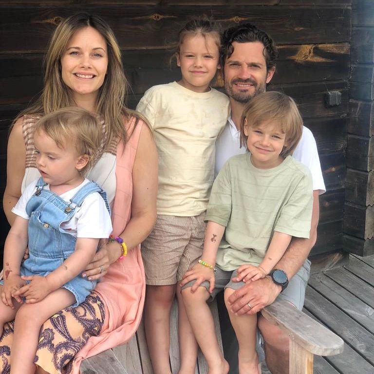 Carlos Felipe y Sofia de Suecia con sus tres hijos