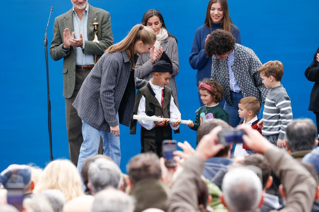 Princesa Leonor otorgando el Premio al Pueblo ejemplar 2024 a niños de Sotres